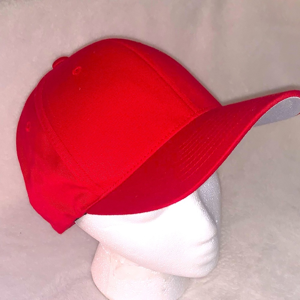 Men’s red ball cap. Sz L-XL